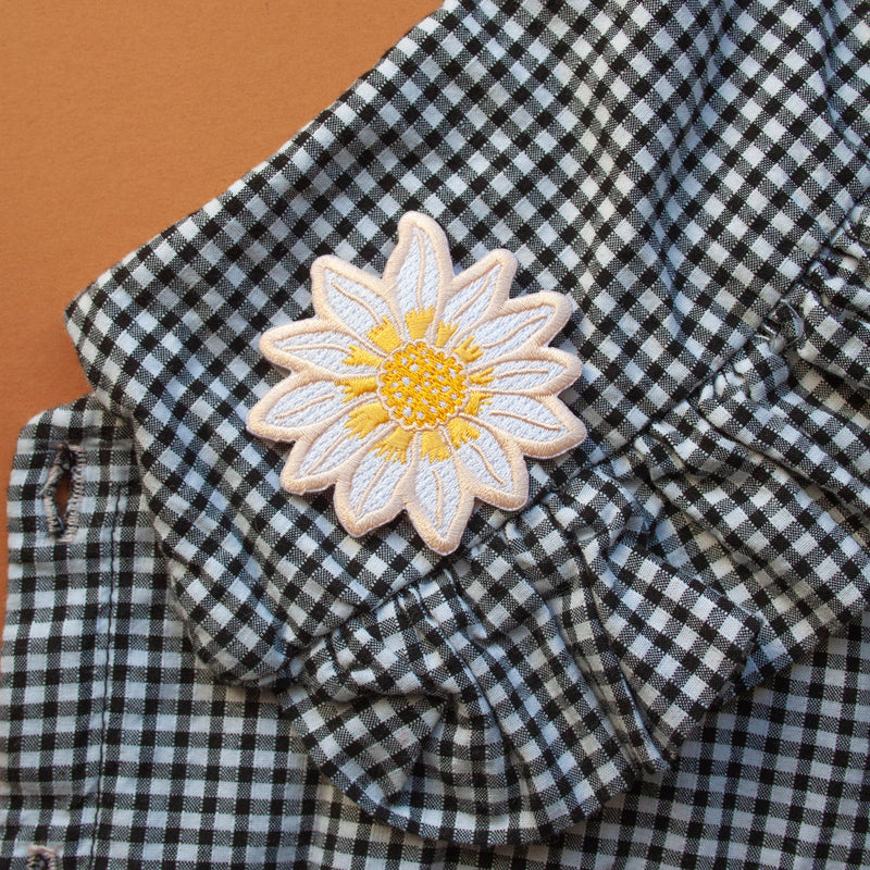 Daisy Flower Embroidered Iron-on Patch